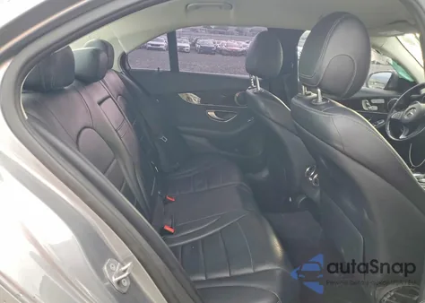 2016 Mercedes-Benz C 300 z USA, uszkodzony, nr VIN 55SWF4JB9GU159223